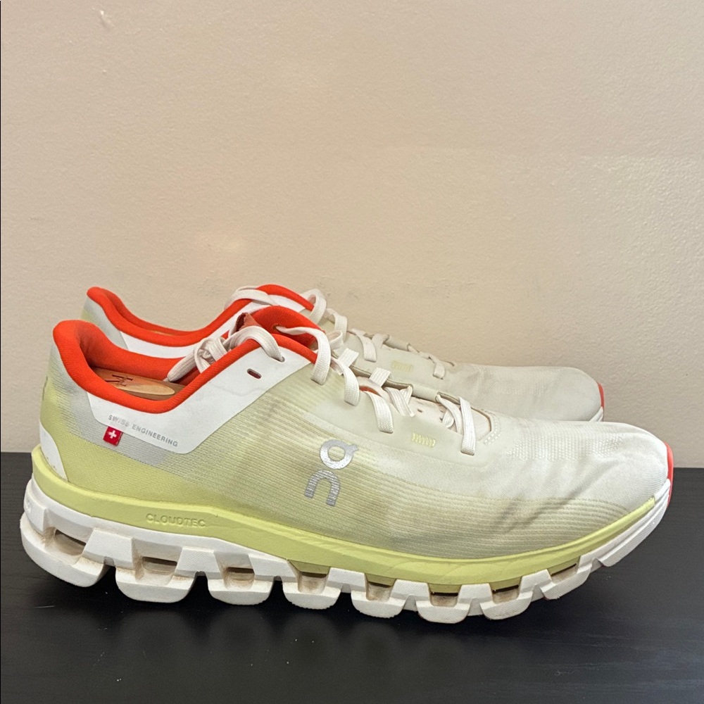 On cloud flow 4 running shoe size 8.5